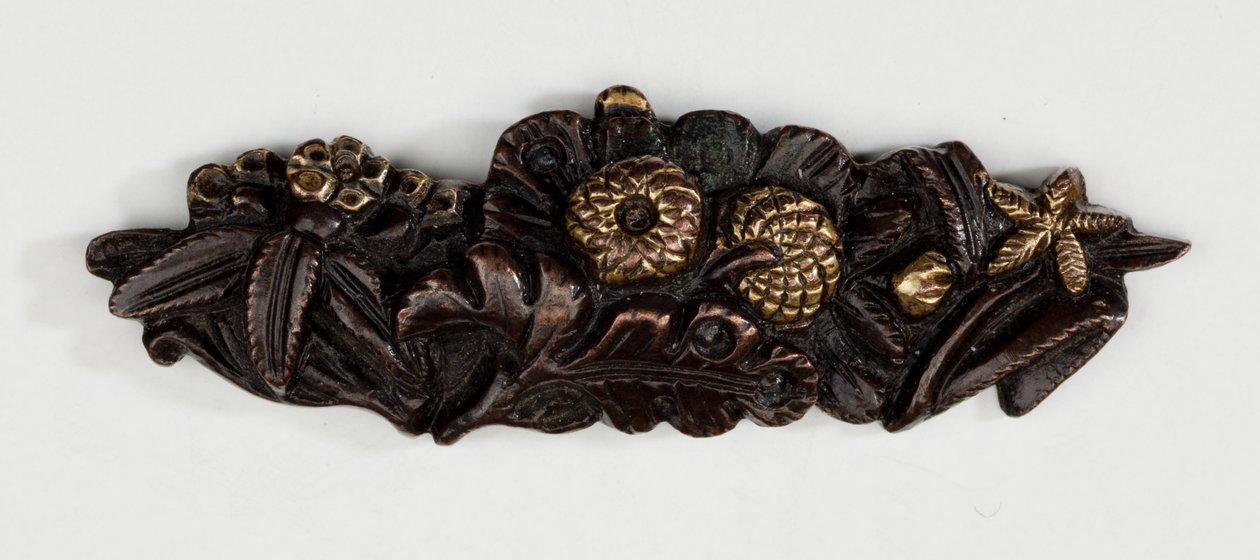 Menuki, ou adorno de aderência, em forma de arranjo floral (liga de cobre e dourado com douradura) de Japanese School