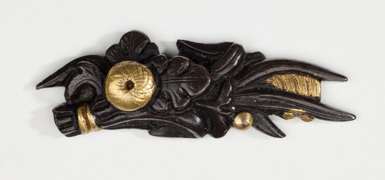 Menuki, ou adorno de aderência, em forma de arranjo floral (liga de cobre e dourado com douradura) de Japanese School