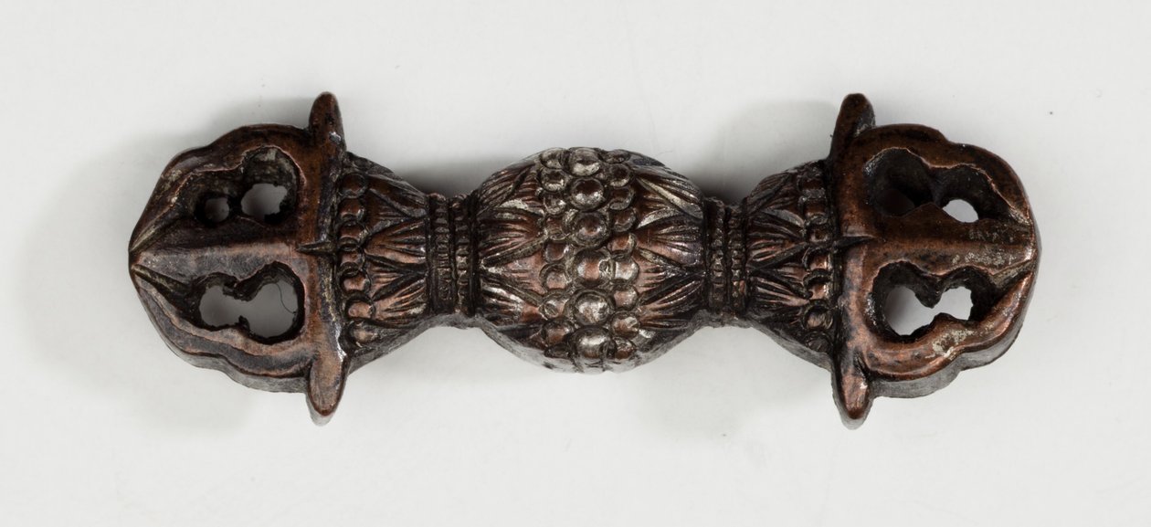 Menuki, ou ornamento de aderência, em forma de vajra, um símbolo budista de relâmpago (liga de cobre e ouro com douradura) de Japanese School