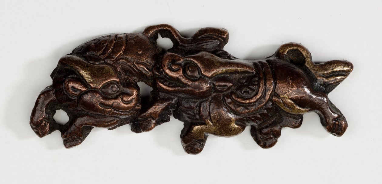 Menuki, ou adorno de aderência, na forma de dois Kirin, bestas míticas (liga de cobre e ouro com douradura) de Japanese School