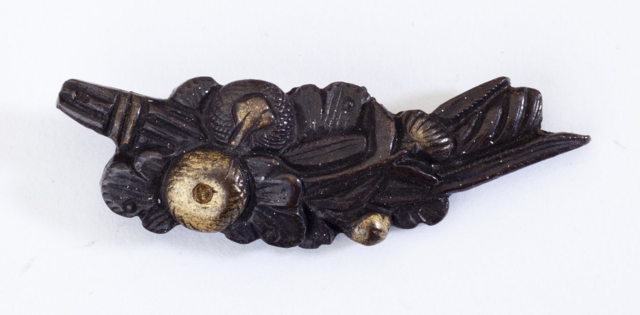Menuki, ou adorno de aderência, em forma de arranjo floral (liga de cobre e dourado com douradura) de Japanese School