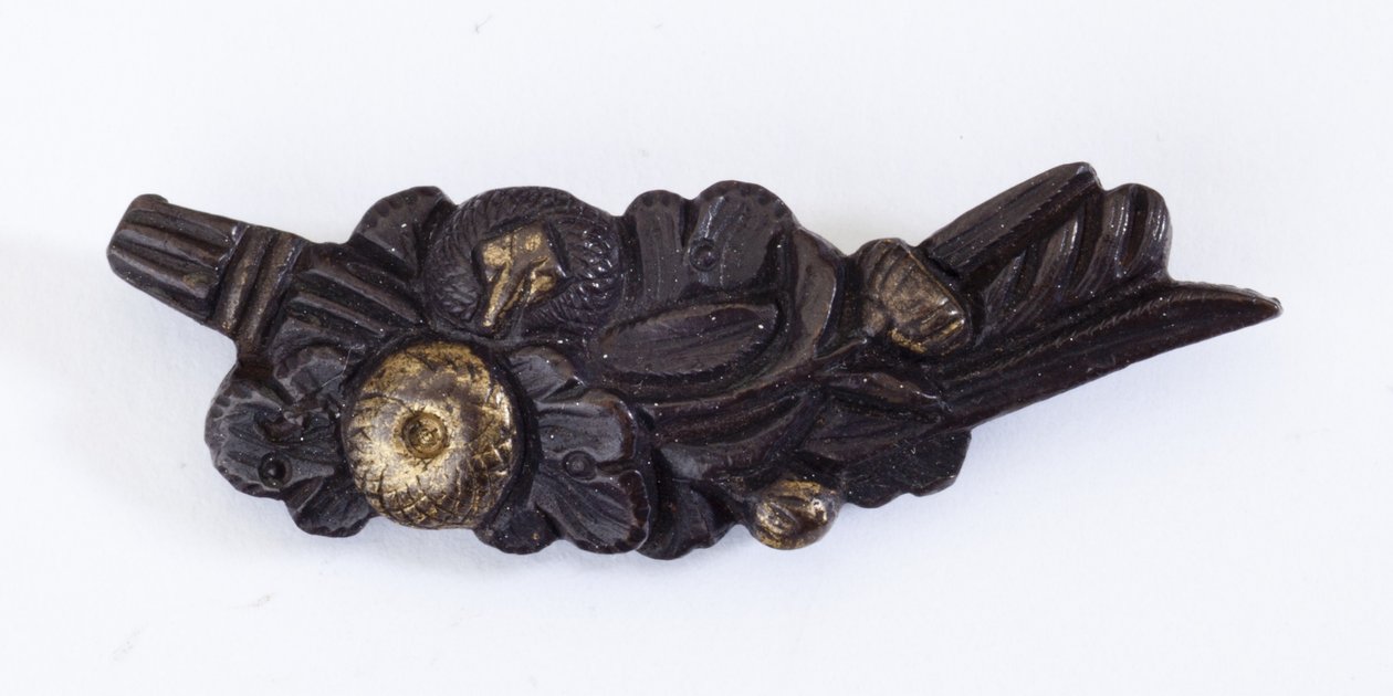 Menuki, ou adorno de aderência, em forma de arranjo floral (liga de cobre e dourado com douradura) de Japanese School