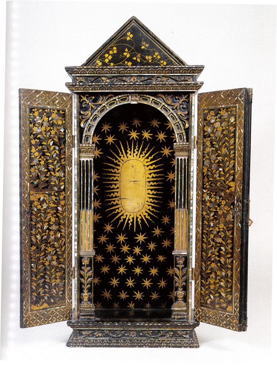 Santuário portátil cristão Namban, projetado para conter uma estatueta religiosa, período Momoyama (laca) (ver também 996356-7) de Japanese School