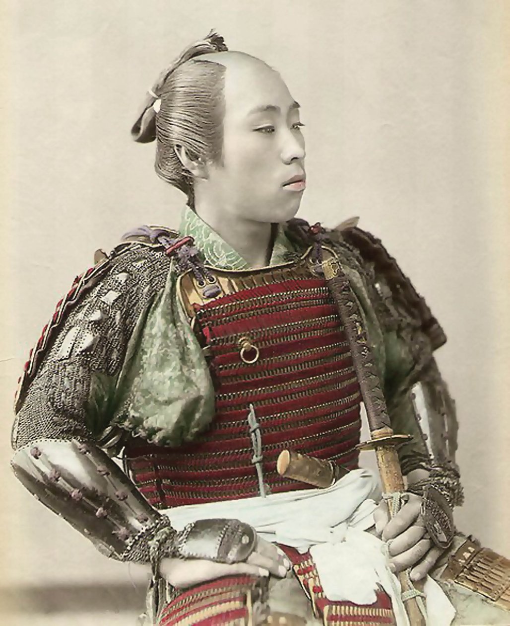 Retrato de um samurai do Japão antigo armado com armadura de corpo inteiro, 1890 (foto de albumina colorido à mão) de Japanese School