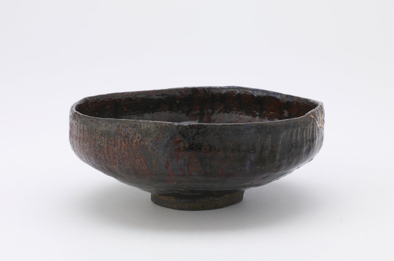 Taça de chá rasa, Kanazawa, prefeitura de Ishikawa, período Edo, do século 18 ao 19 (argila do tipo raku com deslizamento vermelho sob esmalte claro) de Japanese School