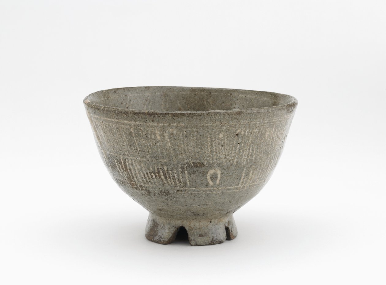 Bacia de chá em estilo mishima, prefeitura de Saga, período Edo, início do século XVII (faiança com desenhos impressos e incisos incrustados com deslizamento branco) de Japanese School