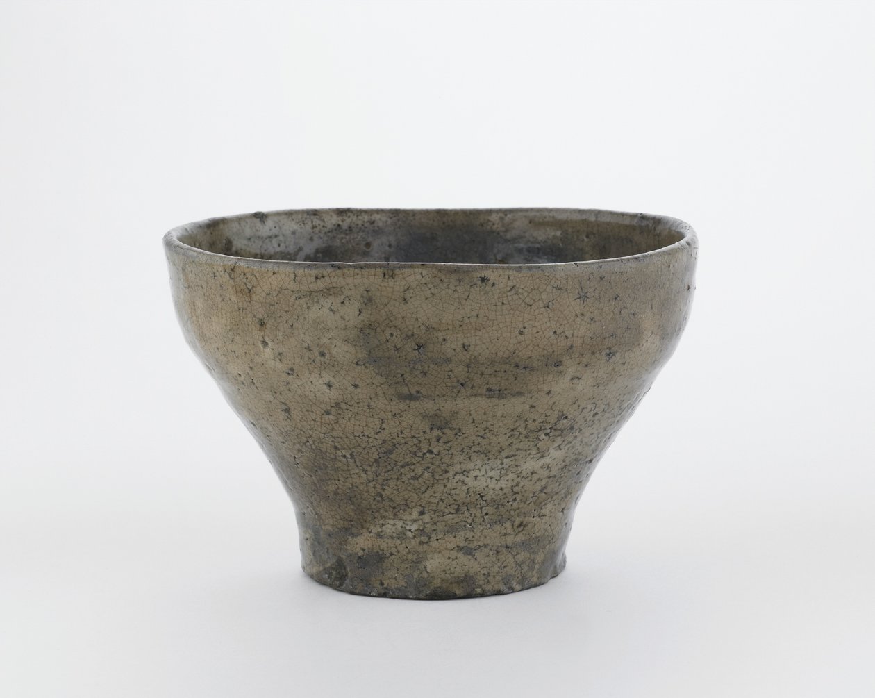 Tigela de chá em forma de flauta chinesa, Hagi, prefeitura de Yamaguchi, período Edo (faiança com deslizamento branco sob esmalte de madeira de freixo) de Japanese School