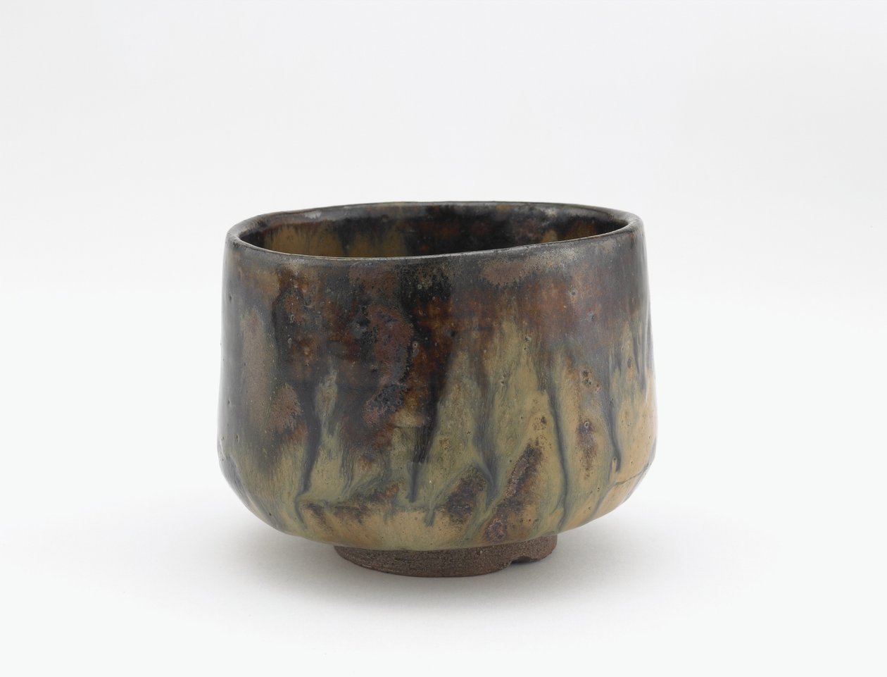 Taça de chá chamada Ochiba (Folhas Caídas) Fukuoka ou prefeitura de Kumamoto, período Edo, início do século XVII (faiança com ferro, palha de arroz e cinzas de madeira) de Japanese School