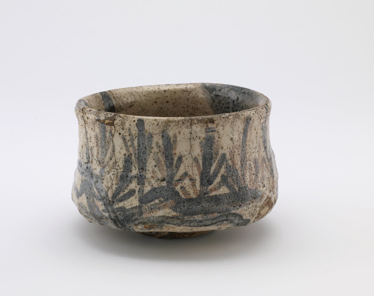 Bacia de chá com desígnio de portão e pinheiros de muda, Kujiri, Tajimi, prefecture de Gifu, período de Momoyama (cerâmica) de Japanese School