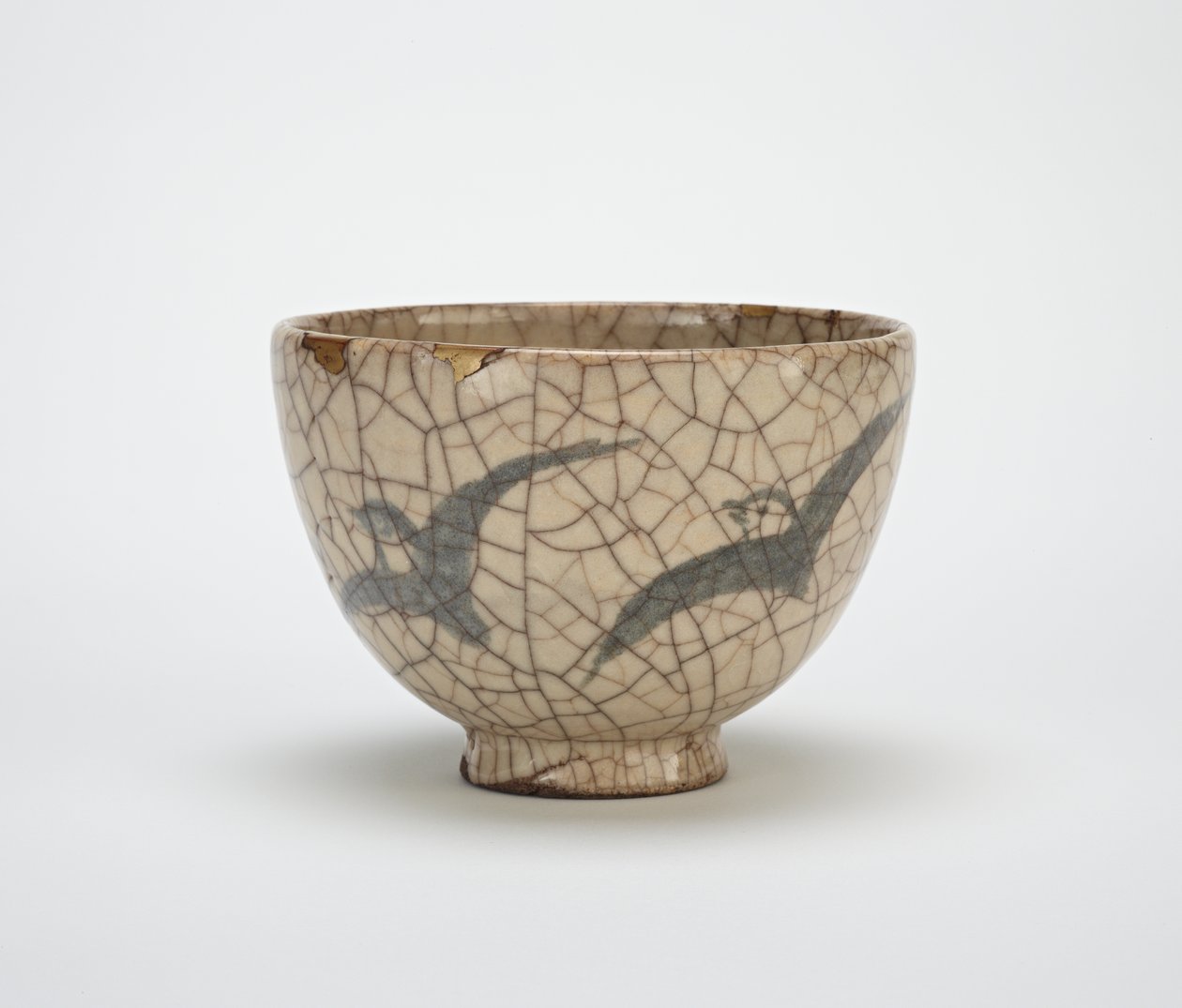 Tigela de chá com desenho de tarambolas, utensílios relacionados a Kyoto, meados do século 19 (grés com decoração de cobalto sob esmalte craquelado) de Japanese School
