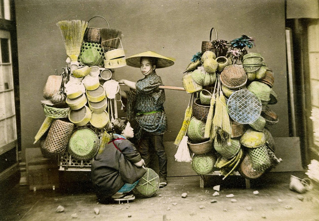 O vendedor de cestos, c.1888 (foto Albumen colorida à mão) de Japanese School