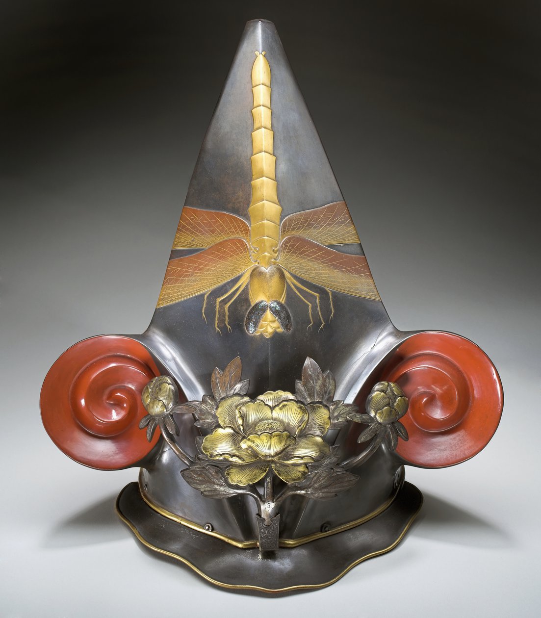 Capacete teatral para o teatro Kabuki (laca sobre tecido com incrustações de latão e conchas) de Japanese School