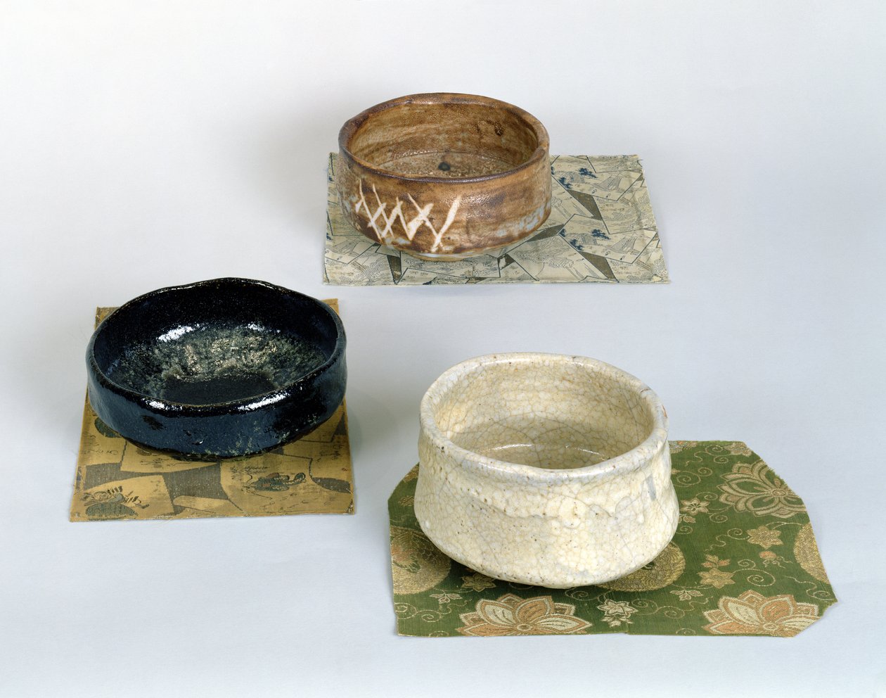 Três chawans usados para cerimônias do chá, c.1800 (cerâmica) de Japanese School