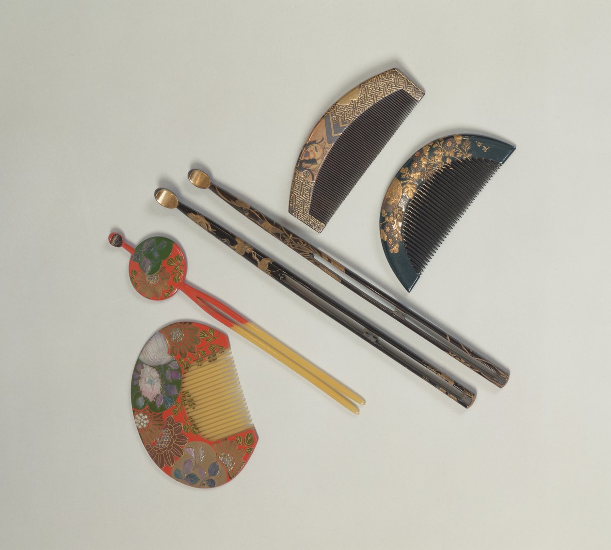 Dois conjuntos de alfinetes e pentes, período Edo do século XVIII ou XIX (laca) de Japanese School