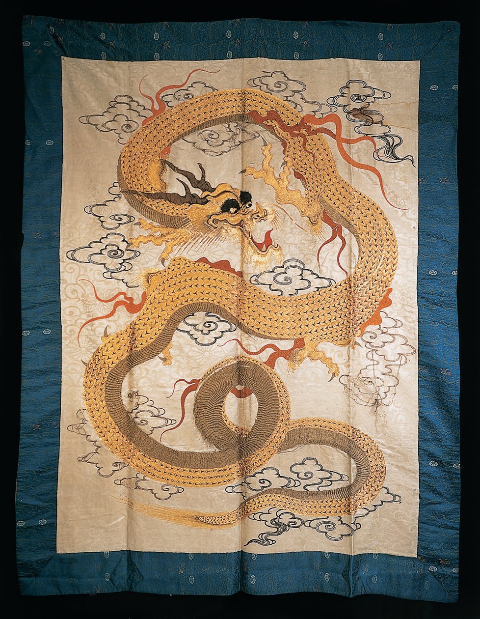 Decoração de parede bordada com um dragão dourado contorcido entre nuvens, final do século XIX de Japanese School