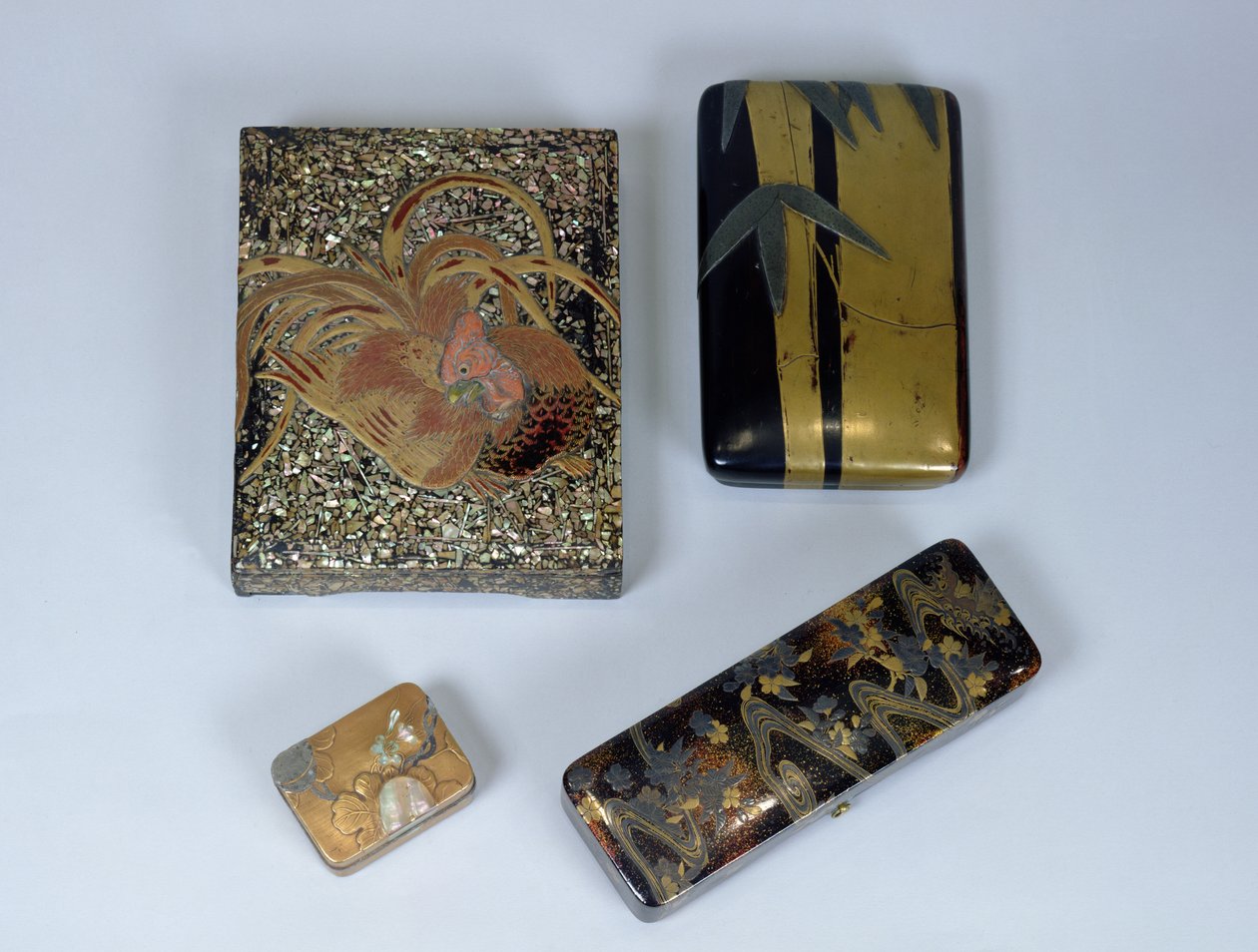 Escrita caso decorado com um galo, escrevendo caso com um design de bambu e um kobako atribuído a Ogata Korin (1658-1716) e uma caixa de mensagem pela família Kajikawa, do século XVI-XVIII (ouro laqueado de Japanese School