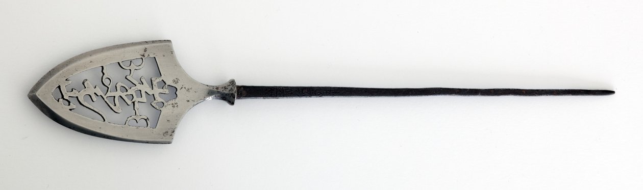 Yanone (ponta de seta) do tipo plano (hirane), com desenho perfurado de caracteres que significam Montanha, Pedra e Água (aço) de Japanese School