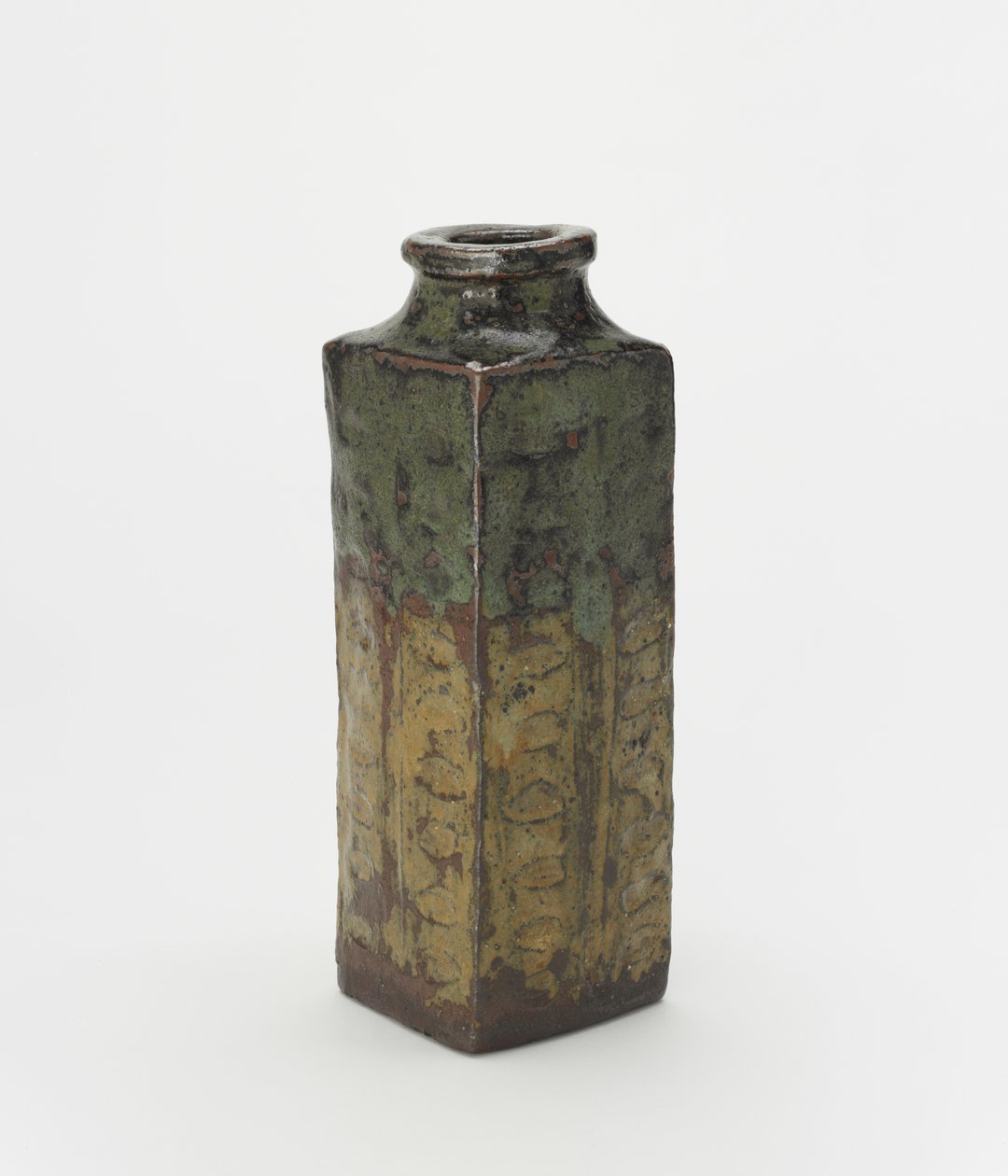 Vaso de porcelana Yatsushiro ou Shodai na forma de um cong chinês arcaico, Vaso de Japanese School
