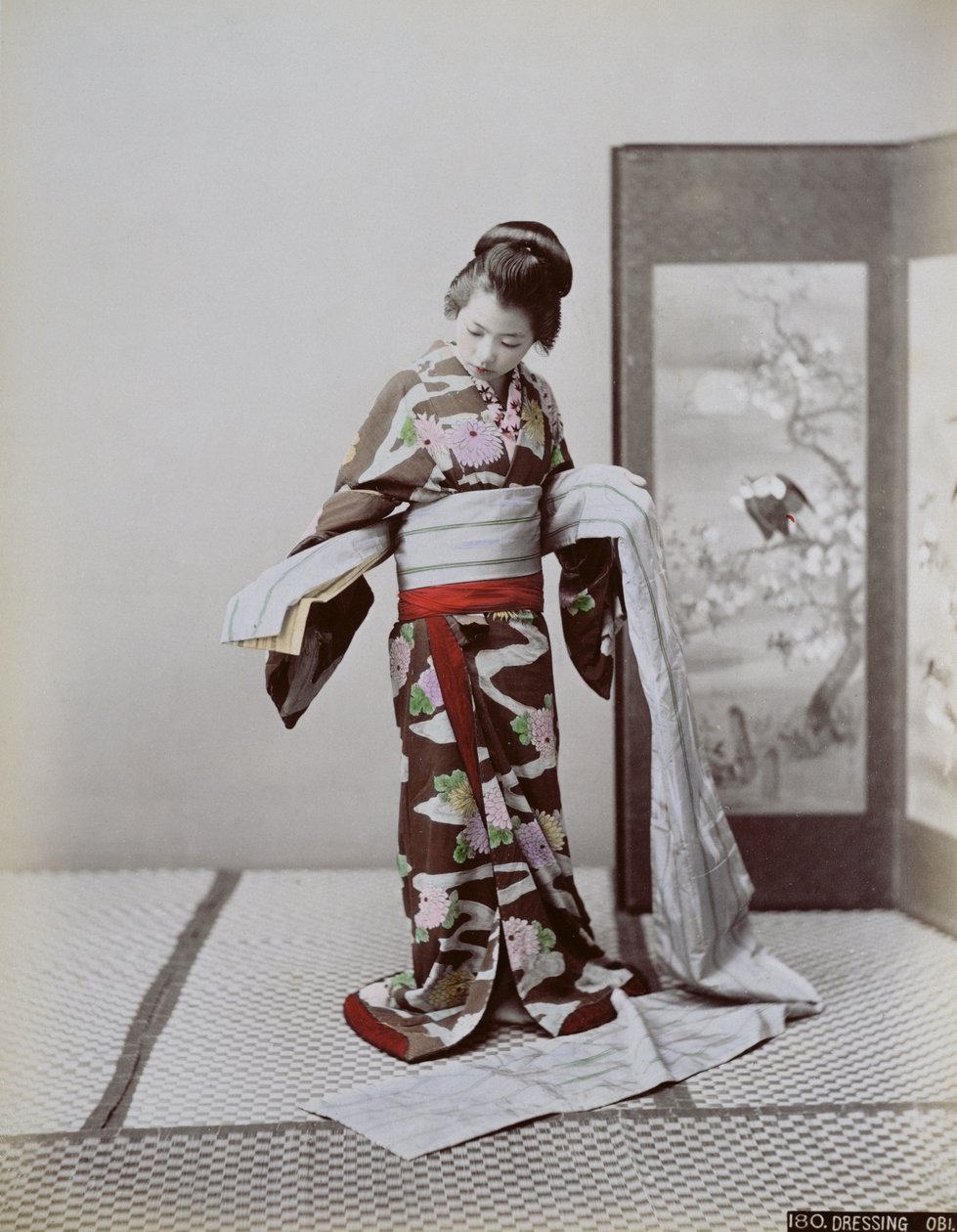 Young Japanese Girl Dressing, final do século 19 (foto colorida da mão) de Japanese School