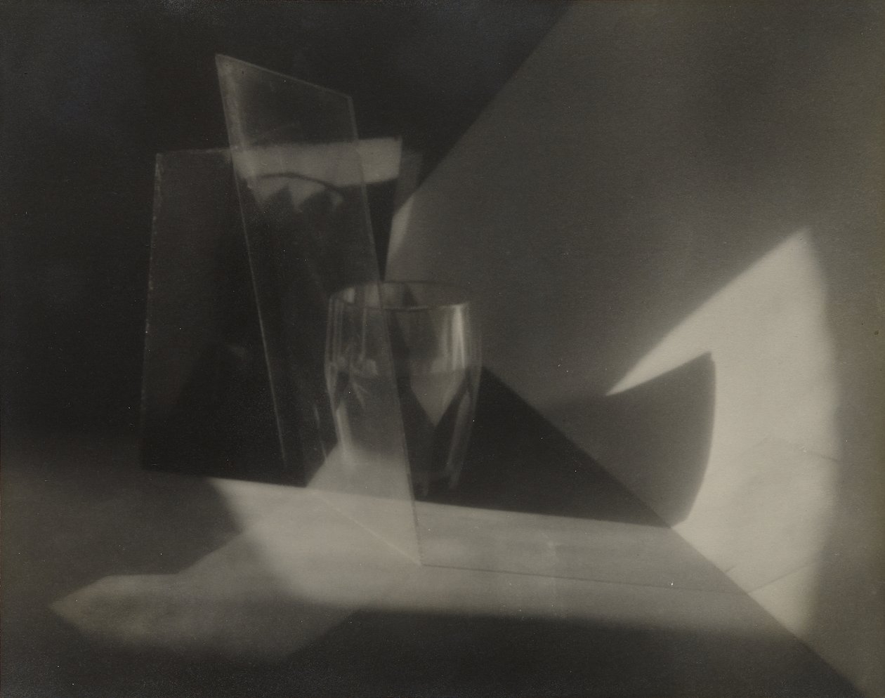 [Still-Life Abstraction], c.1923 (impressão em gelatina prateada) de Jaromir Funke