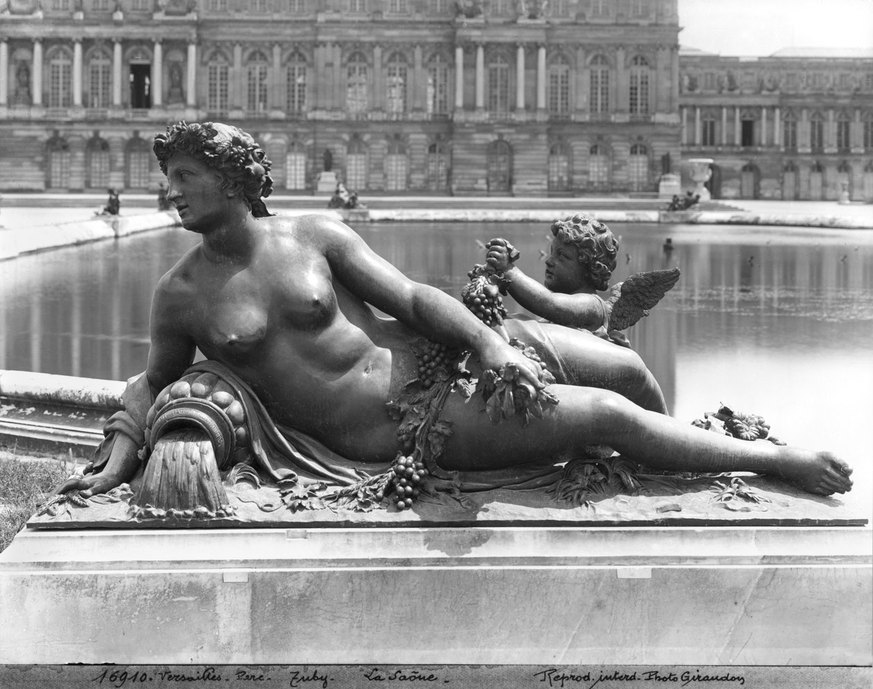 O rio Saone do Parterre d&39;Eau nos jardins, 1685 (ver também 189433 e 252763) (bronze) de Jean Baptiste I Tuby