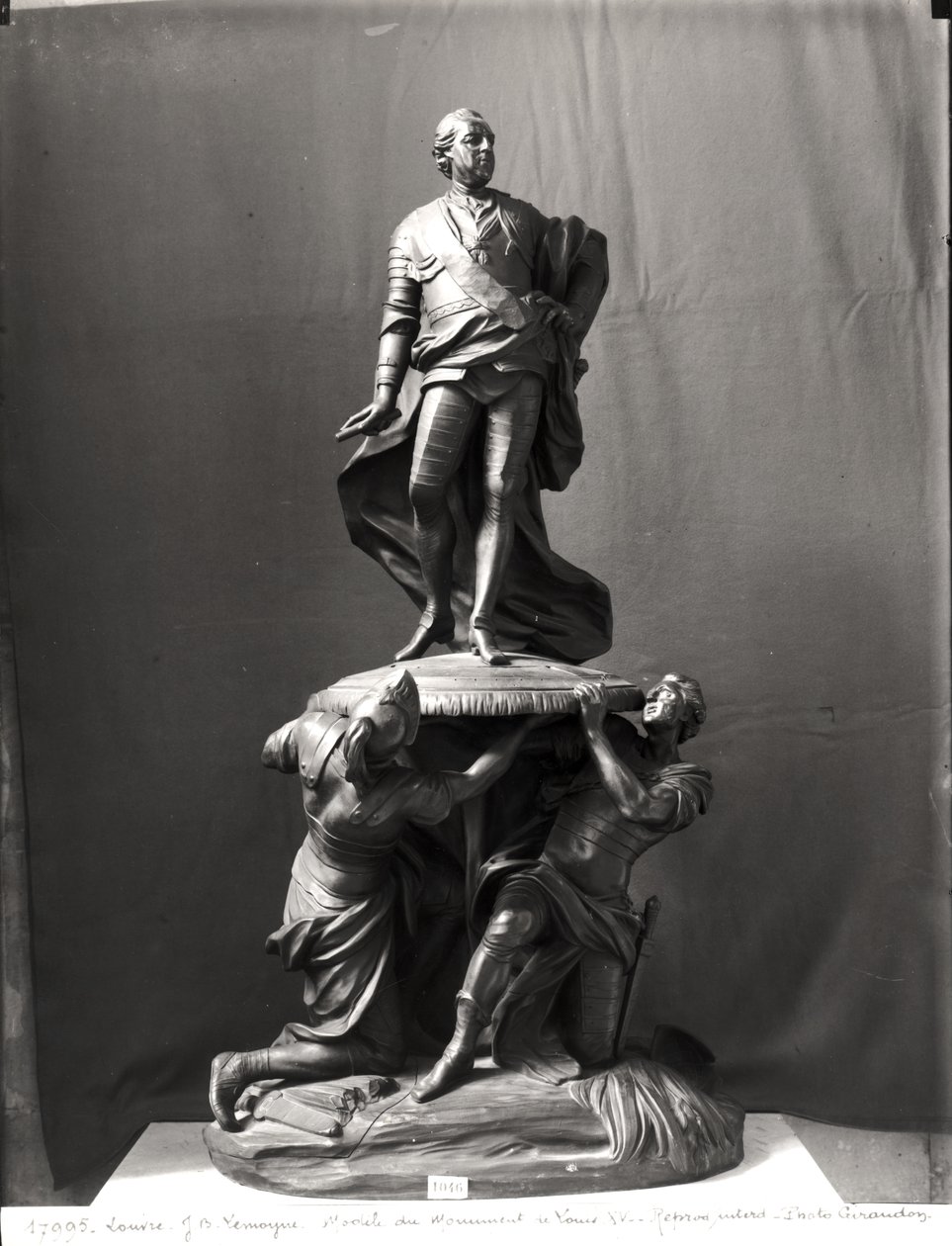 Modelo para o monumento de Luís XV (1710-1774) projetado para a Place Royale em Rouen, 1772 (bronze) de Jean Baptiste II Lemoyne