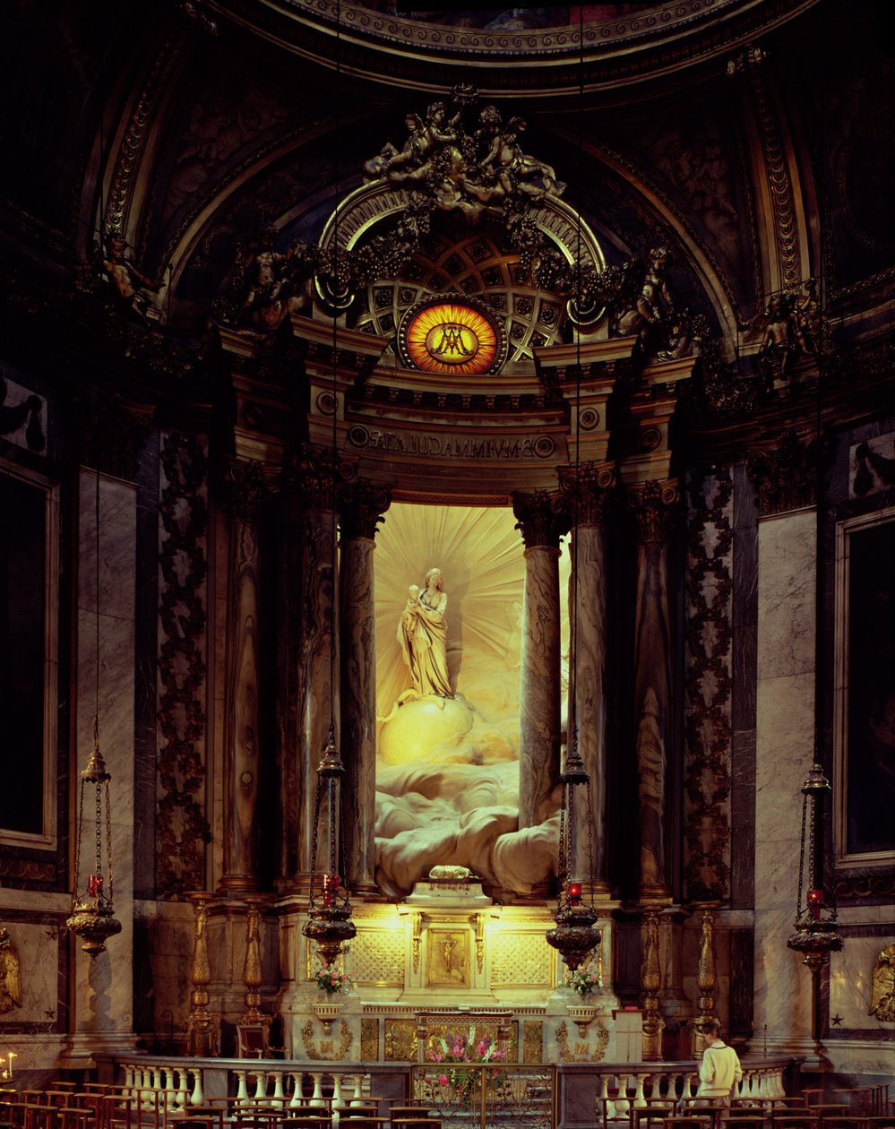A capela da virgem, de 1770 de Jean Baptiste Pigalle