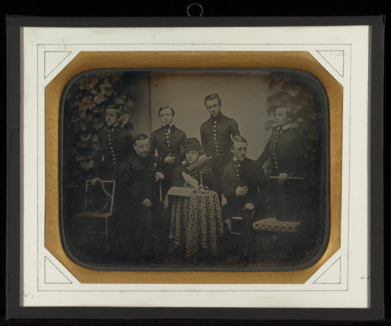 (Retrato de seis meninos em uniformes militares com o diretor da Beaulieu) de Jean Gabriel Eynard