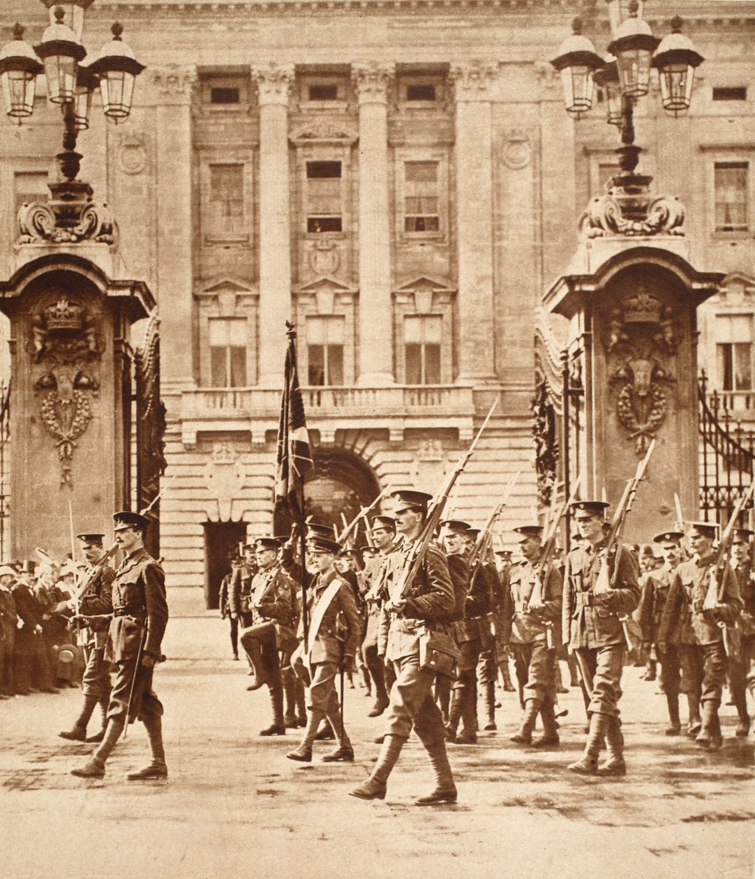 Rei Edward VIII carregando a cor no Palácio de Buckingham, quando foi comissionado na Grenadier Guards, 1914 de Jean Gaspard Lavater