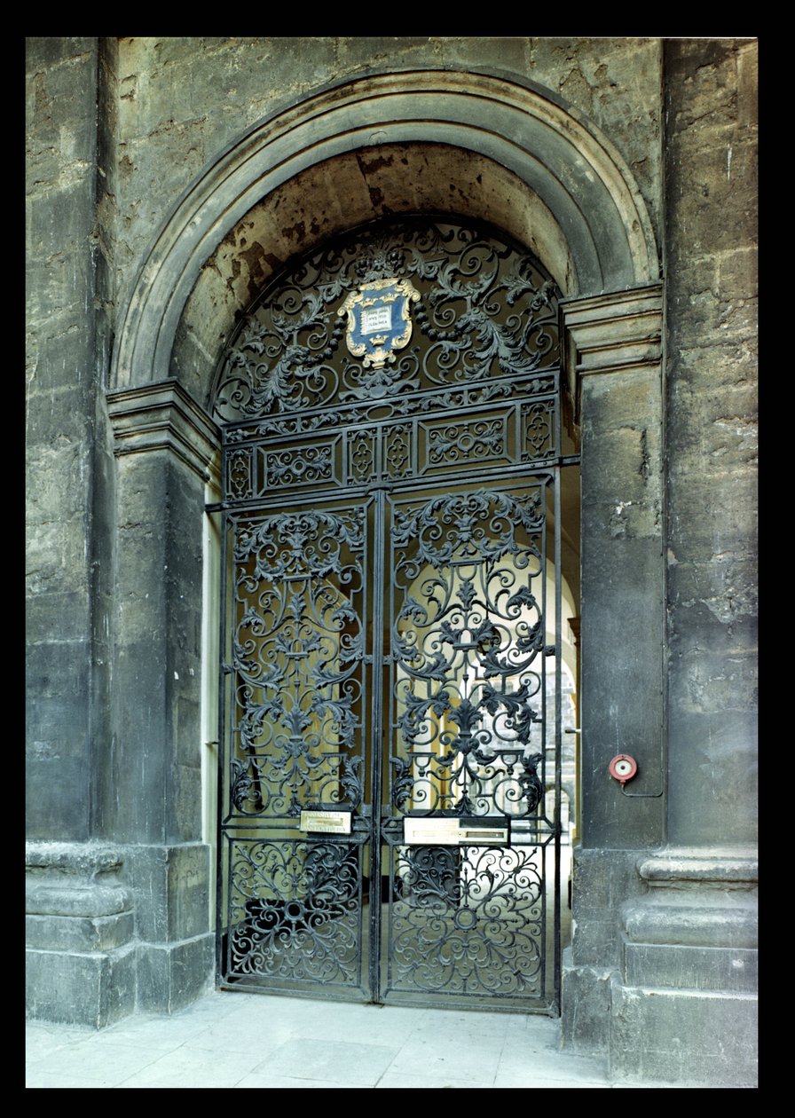Portões, painel de popa e derrubada do Edifício Clarendon, Oxford, c.1710 (ferro forjado) de Jean Tijou