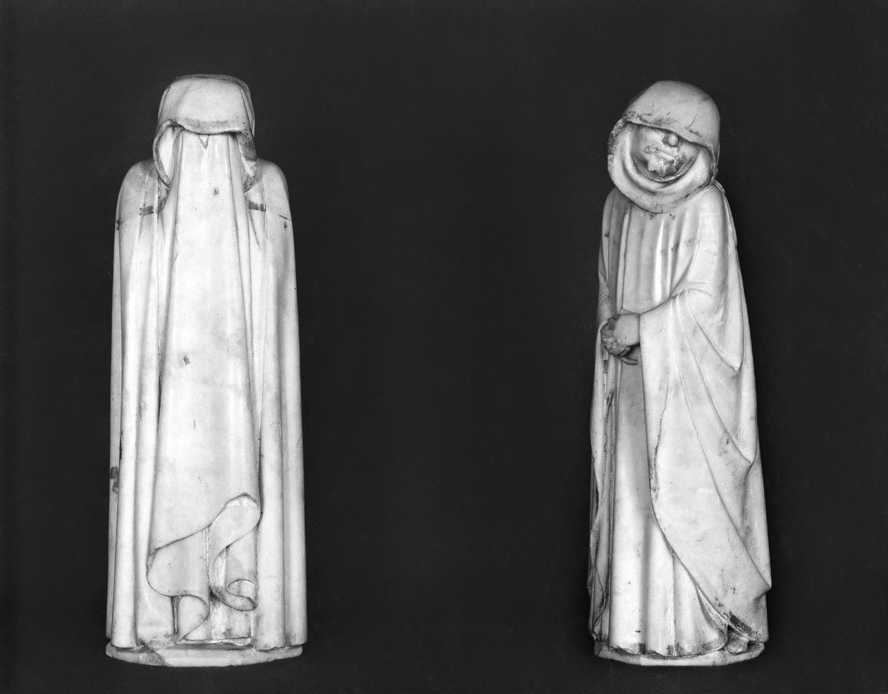 Dois Mourners, do túmulo de Duc Jean de Berry (1340-1416) antes de 1438 (mármore) de Jean de Cambrai