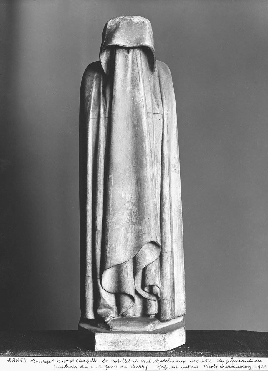 Enlutado de Véu, escondendo o rosto por trás das mãos cobertas, do túmulo de Duc Jean de Berry (1340-1416) antes de 1438 (mármore) de Jean de Cambrai