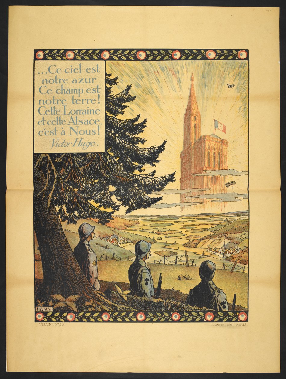 Um cartaz mostrando três soldados franceses olhando para uma igreja alegórica ao longe, nas nuvens brasonadas pela luz. Um pequeno verso de Victor Hugo no canto superior esquerdo (poster) de Jean Jacques Waltz