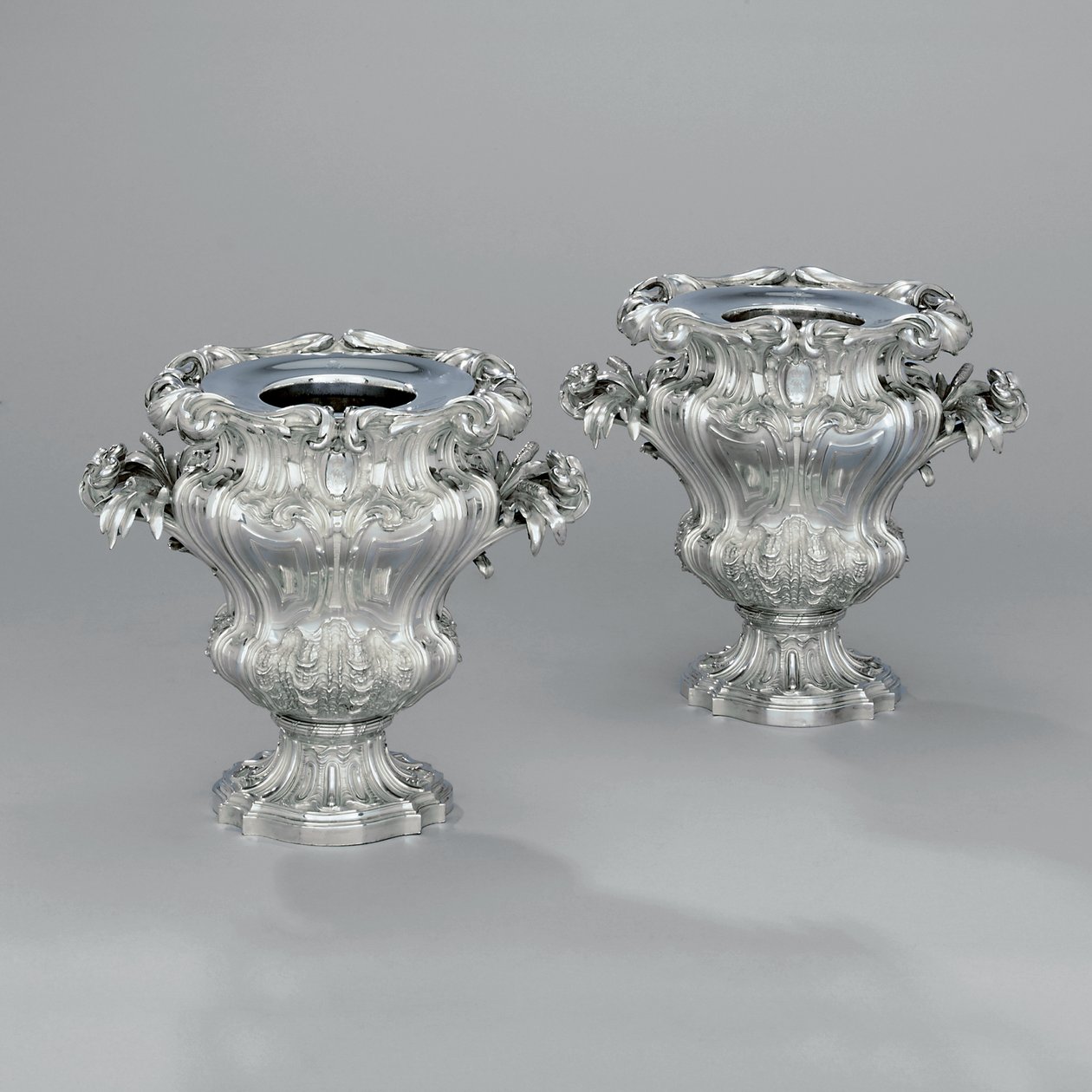 Um par de refrigeradores de vinho em forma de urna com pergaminhos foliados e alças de junco, c.1880 (prata) de Jean Baptiste Gustave Odiot