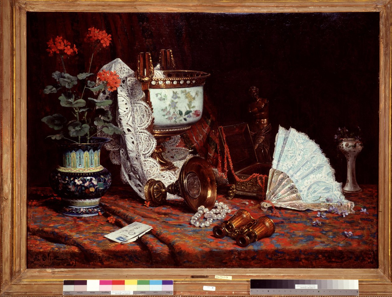 A natureza morta tem o ventilador Mesa coberta com um vaso, pote de gerânios, binóculos. Pintura de Jean Baptiste Olive (1848-1936) Século XX Sol. 85x115 cm Menção obrigatória: Coleção fundações relativas à provence, Marselha de Jean Baptiste Olive