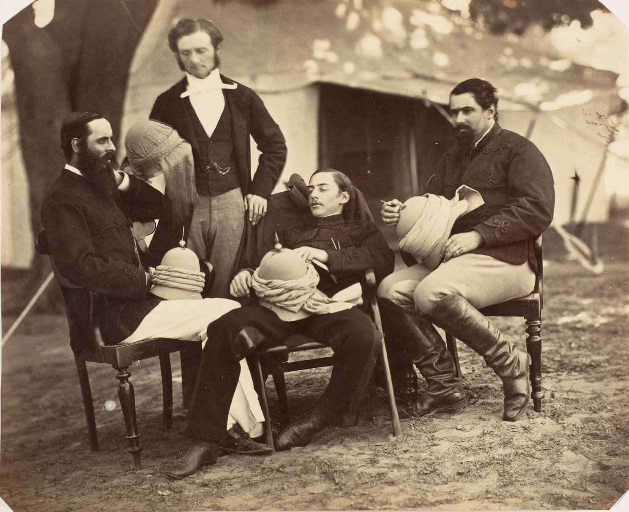 [Retrato de grupo no Governor Generals Camp, LR: Maj Jones, Sr. Walters, The Governo..., 1858-61. de Jean Baptiste Oscar Mallitte