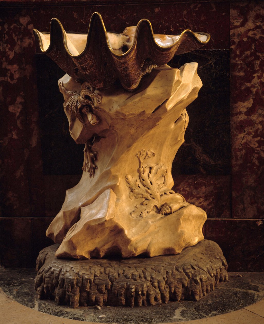 Benitier forma de uma concha sobre rocha realizada por Jean Baptiste Pigalle (1714-1785) 1745 Paris, Igreja Saint Sulpice. de Jean Baptiste Pigalle
