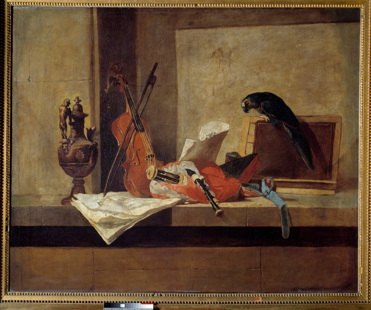 Instrumentos musicais e pintura de papagaio por Jean Baptiste Simeon Chardin (1699-1779) Colecção privada do século XVIII. de Jean Baptiste Simeon Chardin