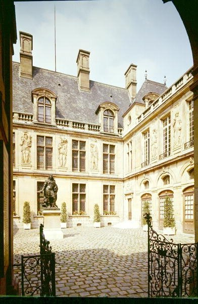 Vista do Cour dHonneur do Hotel Carnavalet, construído c.1545 de Jean Bullant