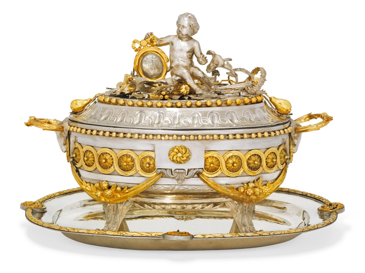 Terrina de sopa, tampa e suporte, Malines, c.1780 (metal dourado e prata) (ver também 430258) de Jean Corneille Hendrickx
