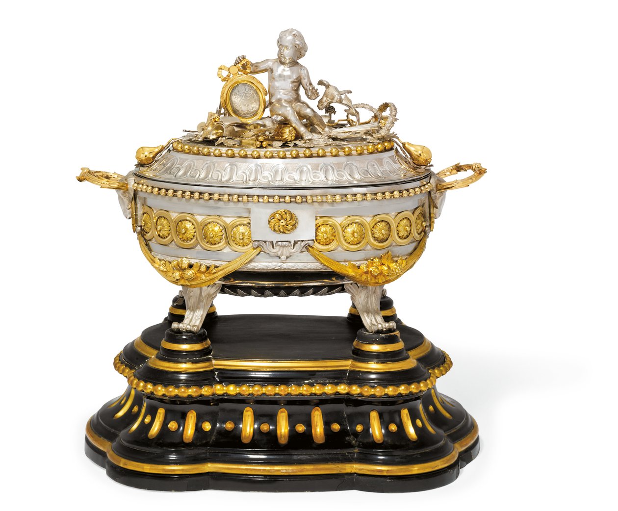 Terrina de sopa, tampa e suporte, Malines, c.1780 (metal dourado e prata) (ver também 430298) de Jean Corneille Hendrickx