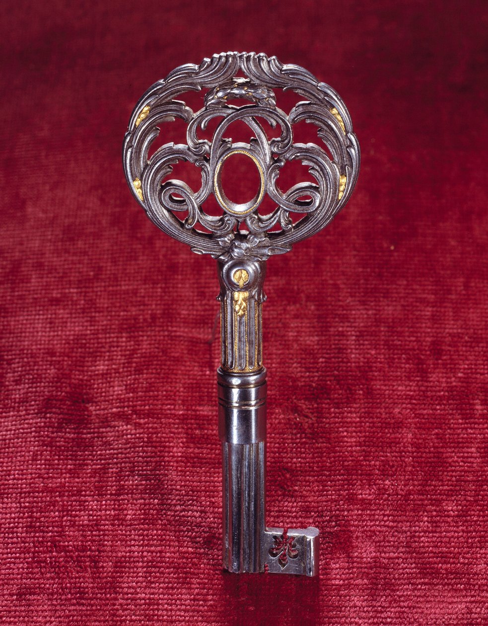 A chave do escritório do Rei Luís XV, duplo "L" inscrito em círculo. Feito por Jean Francois Oeben (1721-1763) de Jean Francois Oeben