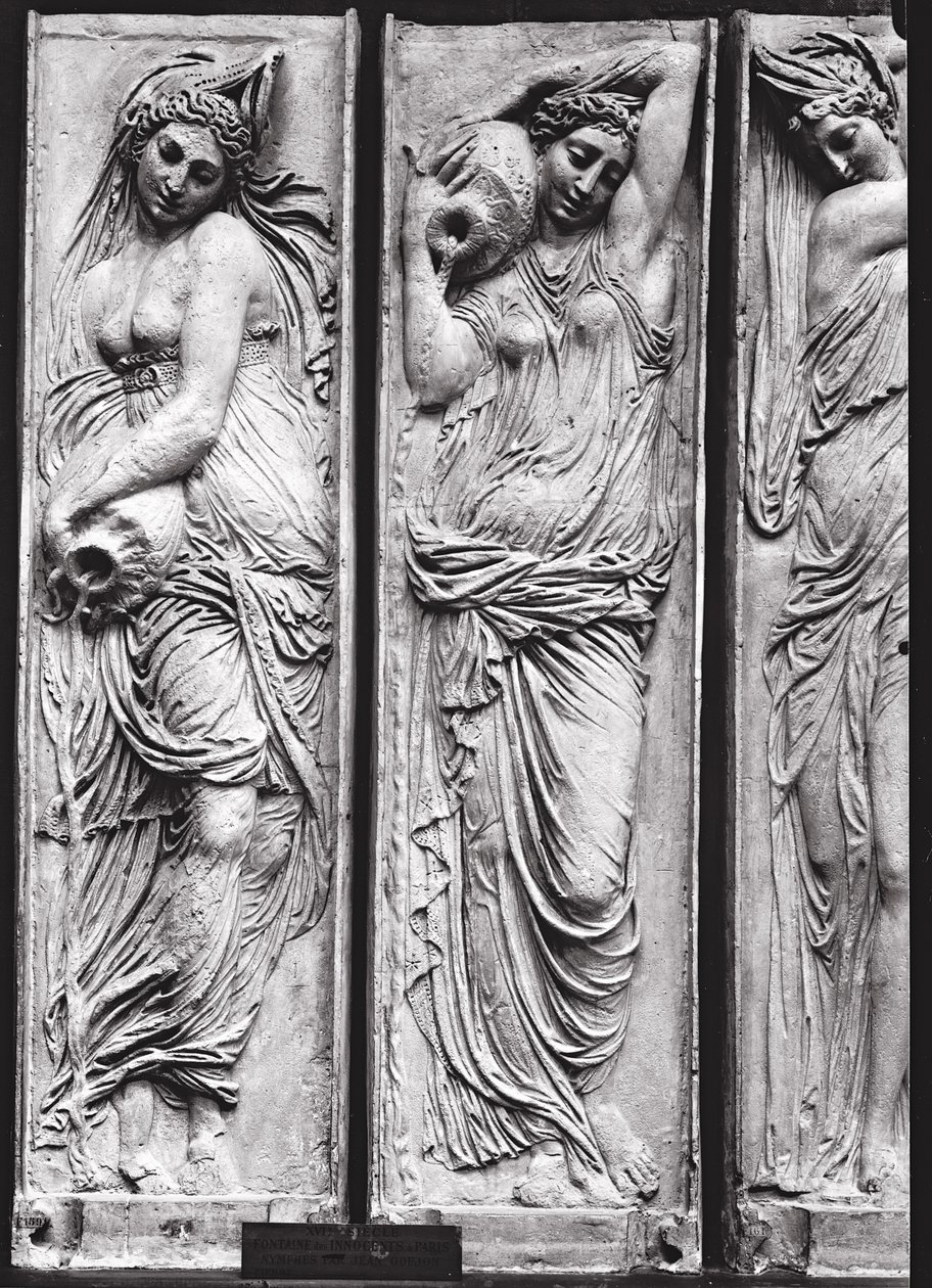 Detalhe de relevos da fonte dos inocentes retratando ninfas personificando os rios da pedra de França de Jean Goujon