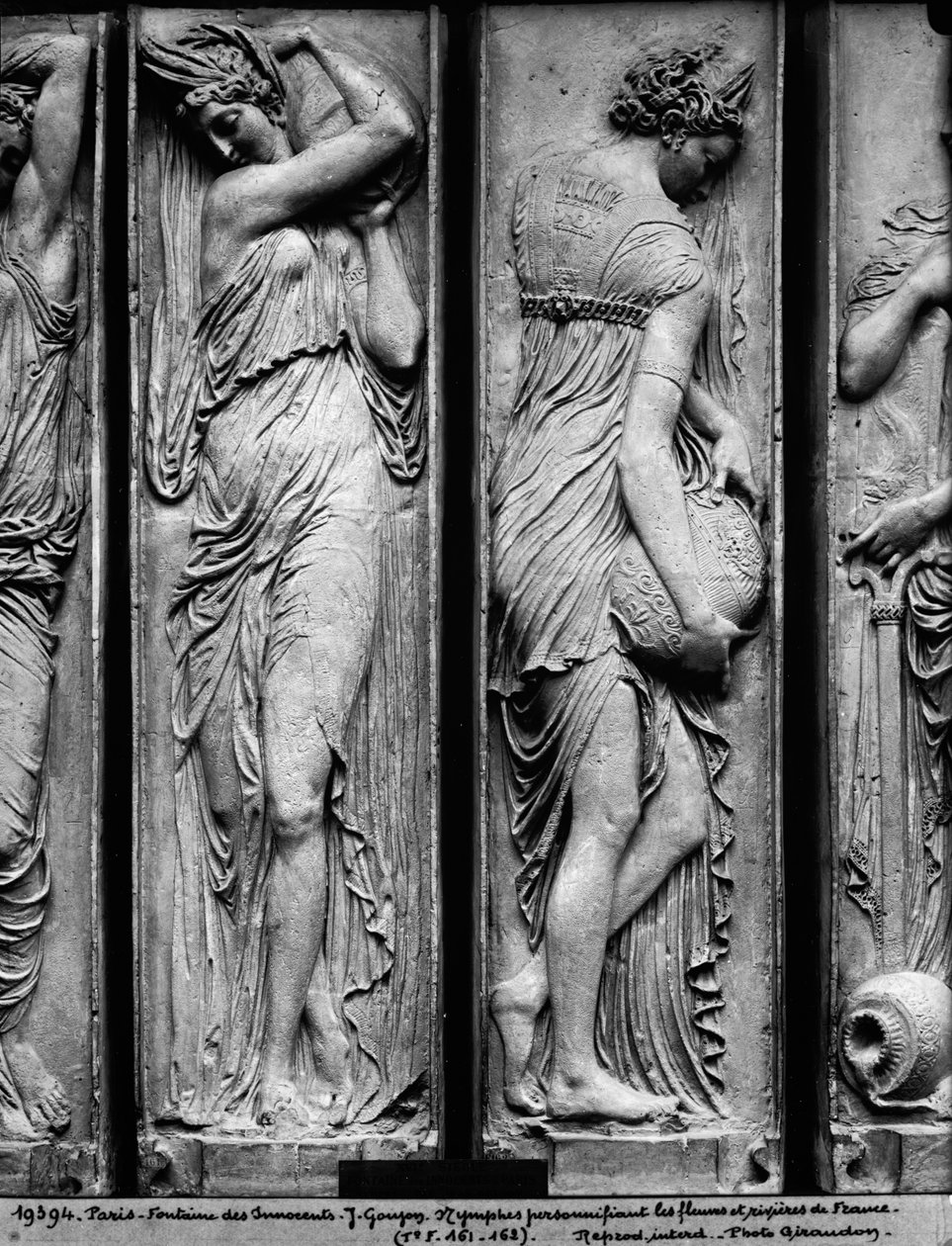 Detalhe de relevos da fonte dos inocentes retratando ninfas personificando os rios da pedra de França de Jean Goujon