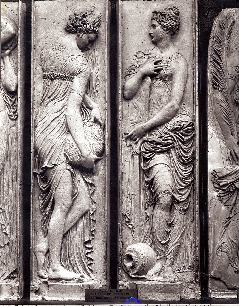 Detalhe de relevos da fonte dos inocentes retratando ninfas personificando os rios da pedra de França de Jean Goujon