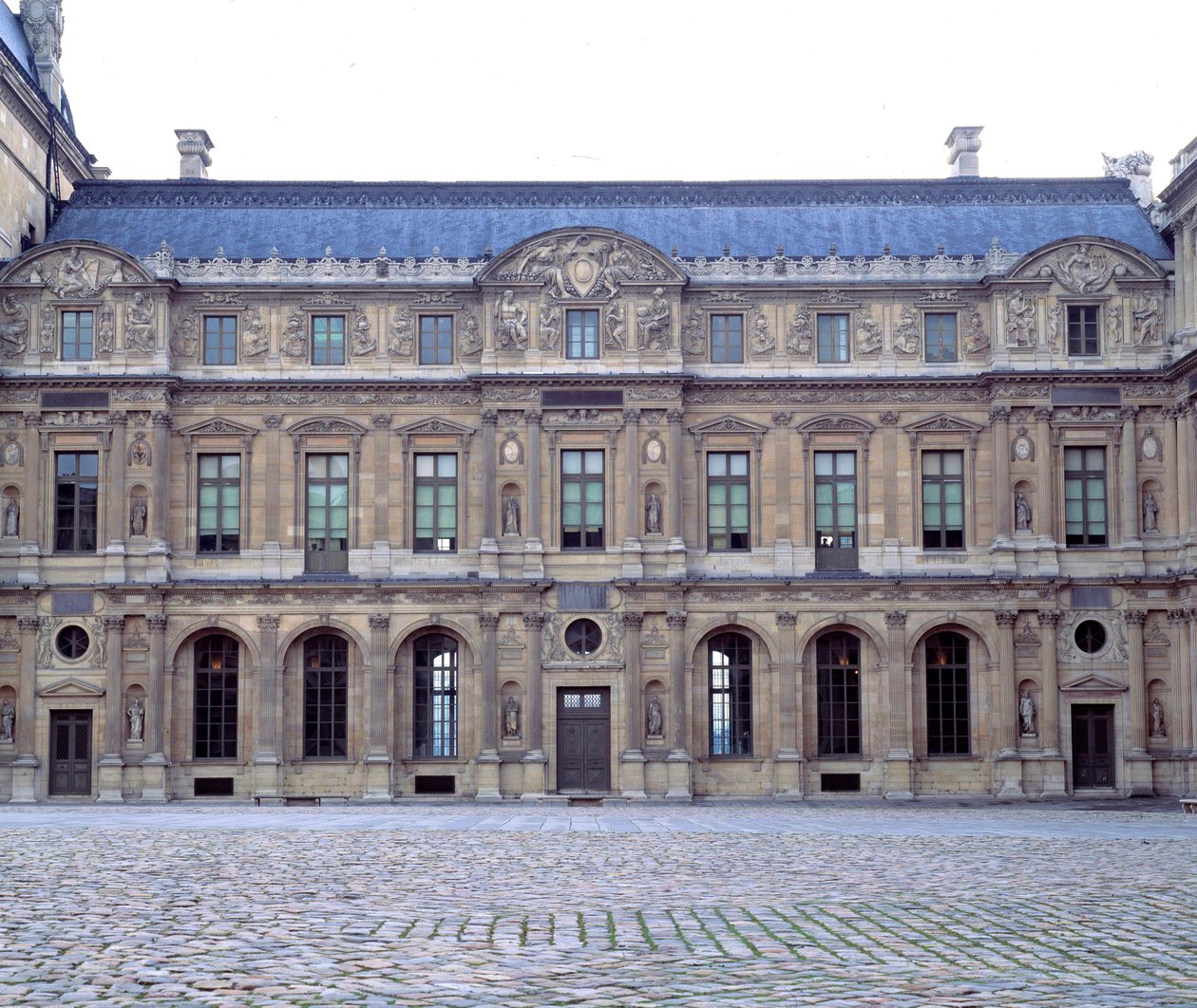 O pátio quadrado do Louvre, fachada do Louvre de Henri II (1546-1551), esculturas de Jean Goujon (1510-1567) 1551 Paris, Musee du Louvre de Jean Goujon