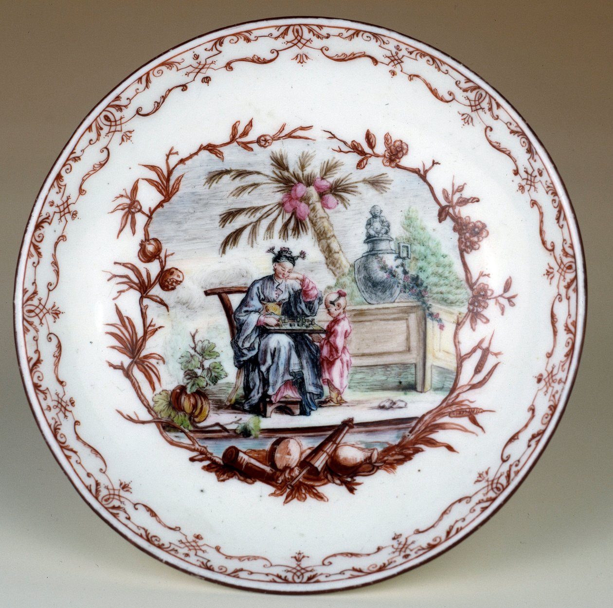 Prato de porcelana representando uma cena de xadrez chinesa. Realizado por Jean Michel Liotard (1702-1796). Paris, artes decorativas de Jean Michel Liotard