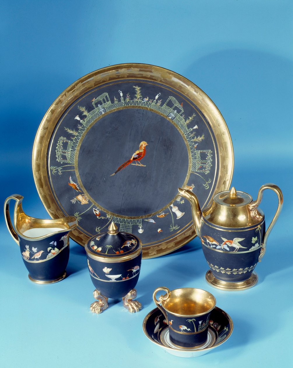 Cabaré com bandeja circular. Fabricado na fábrica Dagoty por volta de 1810. Sevres. Fabricação de porcelana de Jean Paul Laurens