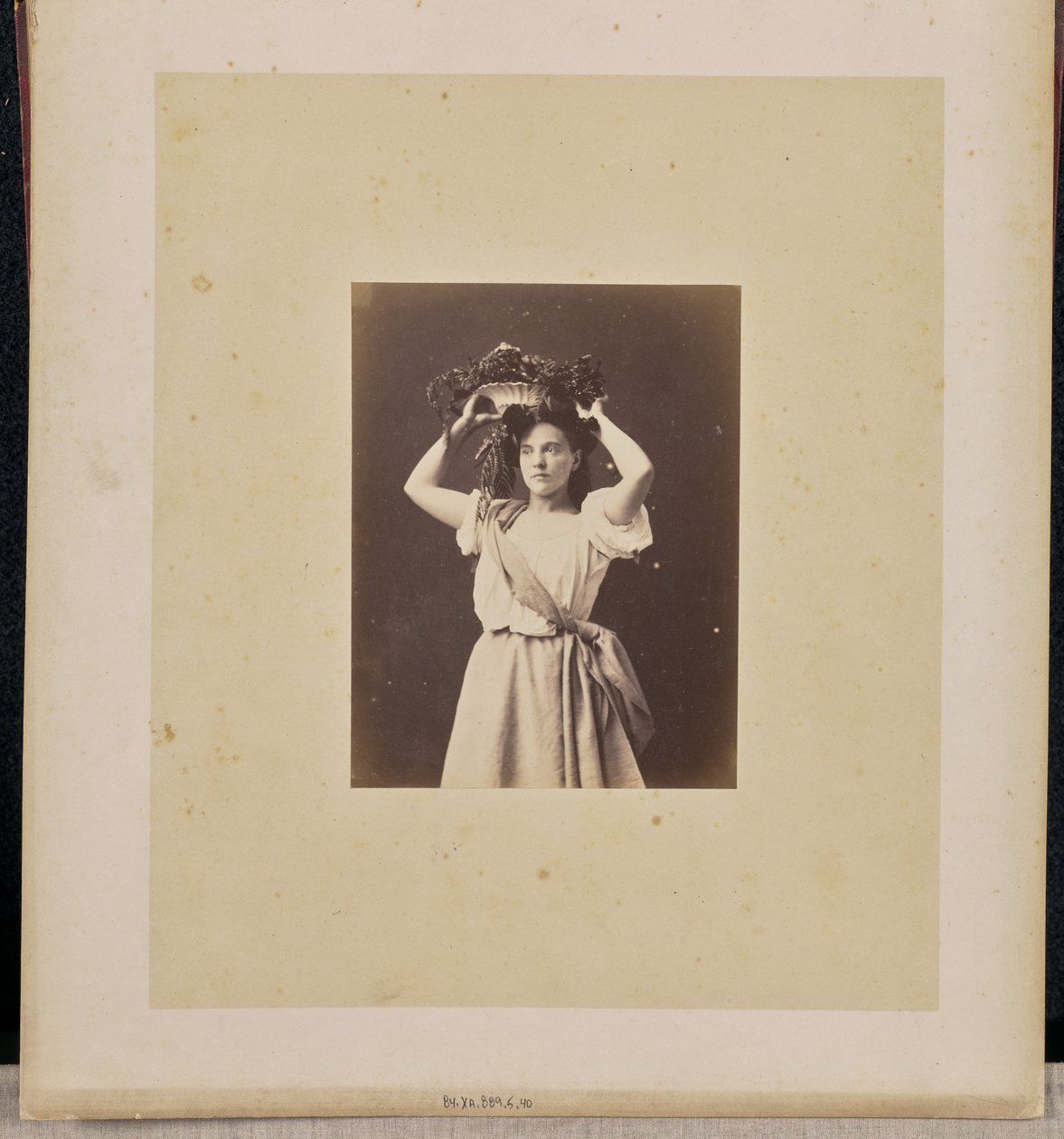 [Retrato de uma mulher com coroa de flores]. de Jean Pierre Bertrand Eugène Pégot Ogier