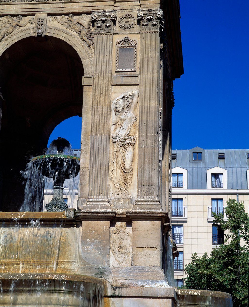 Arquitetura: detalhe da fonte dos Inocentes representando as ninfas. Desenhado pelos arquitetos Jean Goujon, Augustin Pajou e Pierre Lescot. 1546-1549. Praça Joachim du Bellay, Paris. de Jean and Lescot Pierre Goujon